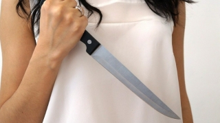 В Баку 31-летняя женщина нанесла себе ножевое ранение