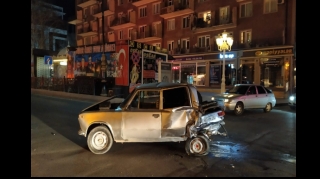 Gəncədə dönmə əməliyyatı zamanı 3 avtomobil toqquşub - FOTO 