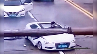 İşıq dirəyi “Audi”nin üzərinə düşdü, sürücü isə..   - VİDEO