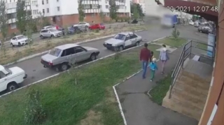 Rusiyada binadan yıxılan şəxs uşaqların qarşısına düşdü   - VİDEO