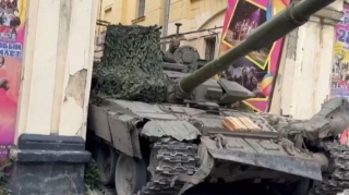 Rostovda tank sirkin darvazasında ilişib qaldı - VİDEO 