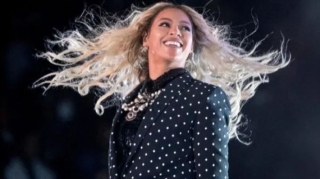 Məşhur müğənni pərəstişkarları üçün metroya 100 min dollar ödədi 