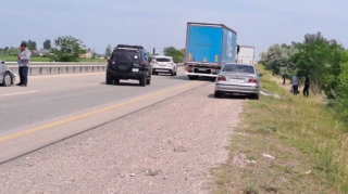 Yevlaxda minik avtomobili yük maşını ilə toqquşdu - FOTO