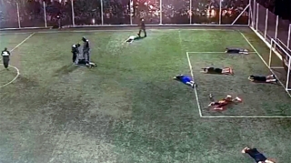 Polislər futbol oyunu zamanı bir oyunçunu güllələyərək öldürüblər 