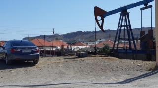 Torpaq zəbt etdi,  polislər gələndə bacısının arxasında gizləndi - FOTO