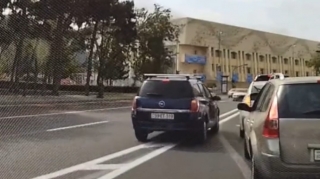 Bakıda sürücü qoşa xətti saymadı: yol polisi arxasınca düşdü  - VİDEO