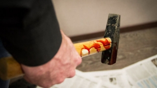 Əlində çəkiclə müştəriyə hücum etdi - VİDEO 