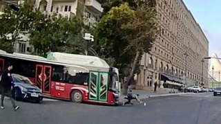 Skuterlə yolu kor-koranə keçən oğlan avtobusa çırpıldı    - ANBAAN VİDEO