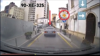 Baş yolda hərəkət edən sürücü dayanıb hamını əsəbiləşdirdi - VİDEO
