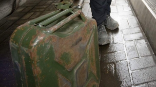Tovuzda məmur oğlu qadının üzərinə benzin töküb yandırdı 
