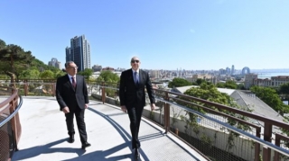 İlham Əliyev Bakıda yeni salınmış parkda yaradılan şəraitlə tanış olub - FOTO   - VİDEO