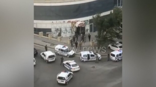 Bakıda polis maşınları marketi mühasirəyə aldı   - VİDEO