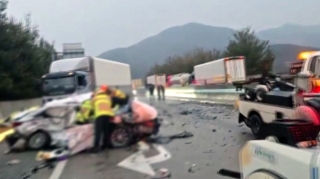 Otuz nəqliyyat vasitəsinin iştirakı ilə baş verən qəzada azı dörd nəfər ölüb 