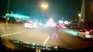 Пешеход внезапно появился перед водителем и чуть не попал под машину - ВИДЕО 