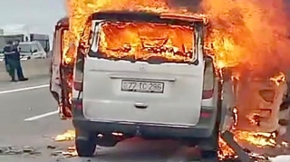 Şəmkirdə hərəkətdə olan “Mercedes” qəfil alışaraq yandı   - VİDEO