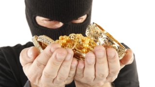 Mənzildən 6 min manatlıq oğurluq edildi 