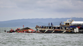 Filippində bərə batdı - Ölənlər var 