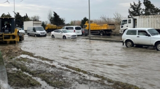 Bu yol niyə suyun içindədir? - “Nömrələr itir, təkərlər cırılır, maşınlar sönür...” 