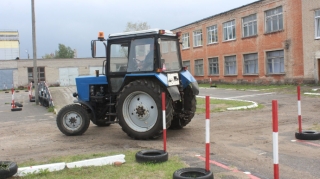 Gecə traktorla avtoşluq edən şəxs CƏZALANDIRILDI - 6 ay müddətinə ...