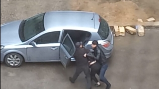 Bakıda boşanmaq istəyən qadın zorla maşına mindirildi - Həbs olunan var - VİDEO 
