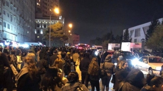 Azadlıq metrosunun çıxışında İZDİHAM yaşanır - SƏBƏBİ  