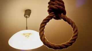 Azərbaycanda hamilə qadın özünü asdı