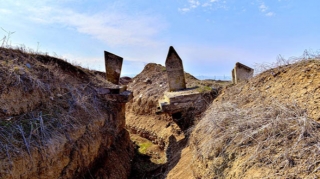 Ermənilər iki bacının qəbrinin arasından səngər qazıblar - FOTO 