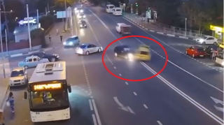 Magistral yolu perpendikulyar keçmək istədi və... - QƏZA VİDEOsu 