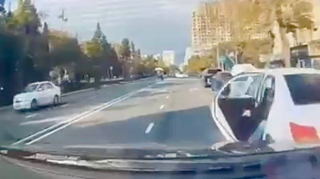 Bakıda maşının qapısını qəfil açan sərnişin qəzaya səbəb oldu   - ANBAAN VİDEO