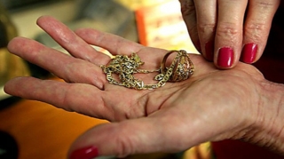 Bakıda evdən 11 min manatlıq qızıl oğurlayan dayəyə HÖKM OXUNDU 