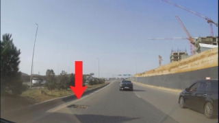 90-lıq yolda təhlükə: Maşın bu çuxura düşsə salamat çıxmaz  - VİDEO