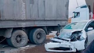 Lökbatanda "Prius" "KamAZ"la toqquşdu:  1 ölü, 4 yaralı - FOTO 