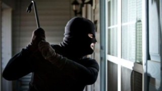 Qonşusunun evinə basqın etdi, qadının başına vurub pullarını aldı 