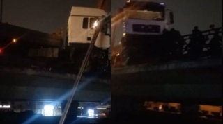 В Баку грузовик пробил ограждение моста - ВИДЕО 
