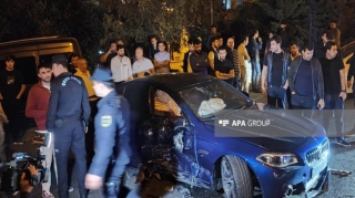 В Баку автомобиль врезался в светофор - ФОТО