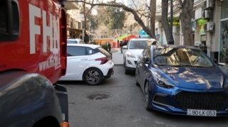Nizamsız parklanma xilasetmə işlərini çətinləşdirir - Bakının mərkəzində yanğın ... - FOTO - VİDEO 