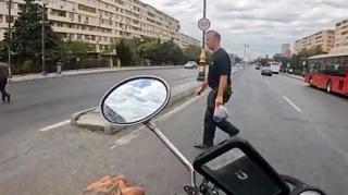 Bakıda qəza təhlükəsi yaradan piyada sürücünü özündən çıxardı    - VİDEO