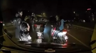 Kuryer qadın motosikleti yolun ortasında saxlayıb sürücü ilə mübahisə etdi - VİDEO 