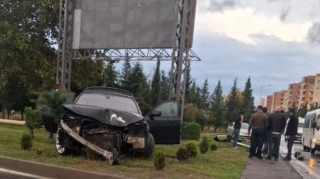 Mingəçevirdə "BMW" işıq dirəyinə çırpılıb 