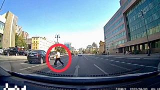 Yaxınlaşan maşını heçə sayan qadın qəzanın bir addımlığından xilas oldu   - VİDEO