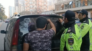 Yol polisi maşına "Bakma bana öylə..."  yazan sürücüyə yazıları belə sildirdi  - VİDEO