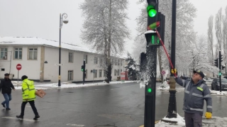 Yol nişanları qardan təmizlənir: Sürücülər və piyadalar üçün - FOTO 