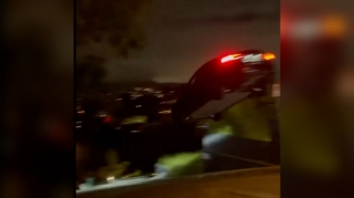 Sürətlə gələn maşın yolayrıcında havaya uçub yerə çırpıldı   - VİDEO