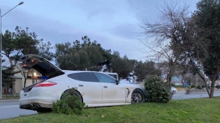 В Баку Porsche совершил аварию  - ФОТО