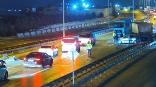 Buzlu yol qəzaya səbəb oldu - Kənar dairəvi yolunda sıxlıq yarandı - FOTOLAR 