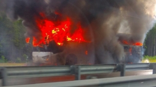 Hərəkətdə olan turist avtobusu yandı - VİDEOlar 