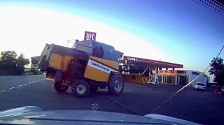 Sürücü yoluna anidən çıxan kombaynı görüb baxın qəzadan necə xilas oldu    - VİDEO