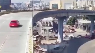 İdarəetməni itirən avtomobil körpüdən tikilinin üstünə aşdı  - VİDEO