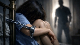 В Азербайджане муж приковал жену цепью из-за ревности 