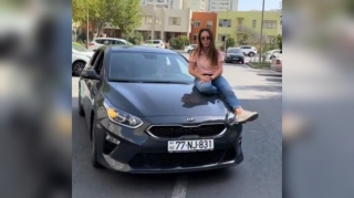 Sürücülük təlimçisindən ağlasığmaz addım: Hərəkət zamanı kapotun üzərində oturdu - VİDEO